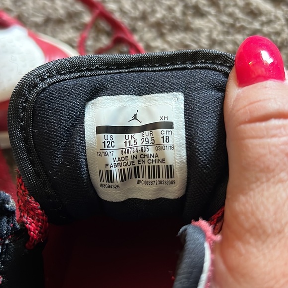SOLD Awesome red/white kids Air Jordan 1 mid - Picture 4 of 4